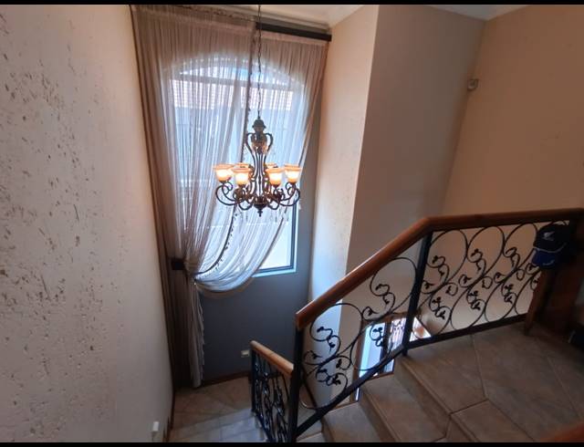 4 BEDROOM TOWNHOUSE FOR SALE IN VANDERBIJLPARK SE 2